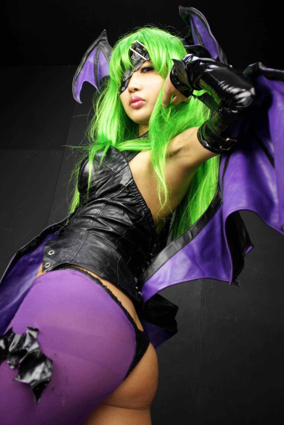 [Cosplay]  Darkstalkers  Morrigan with great body in latex